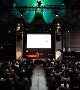 Mehr über den Artikel erfahren Wenn Großgruppen zusammenkommen – sich aber zu wenig bewegt